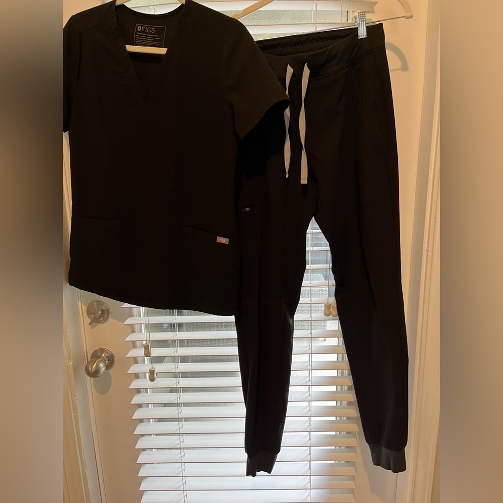 Figs scrub top with jogger pants BLACK